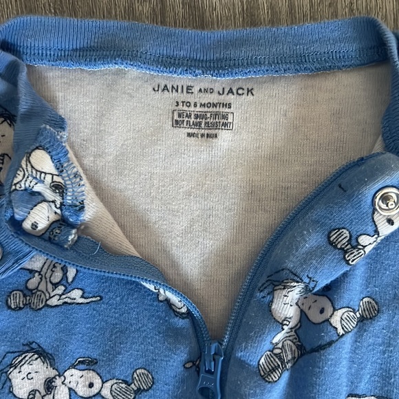 Like new 3-6m Janie & Jack PEANUTS Snoopy Zippered Footie PJs - Picture 3 of 3